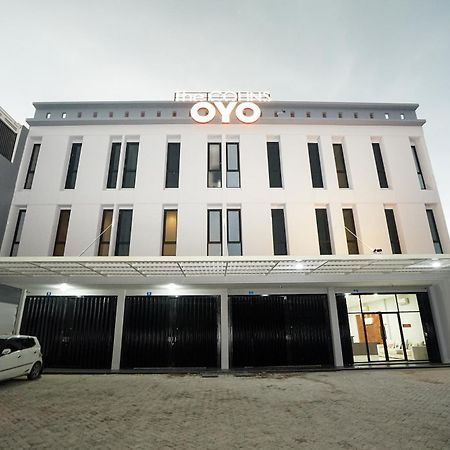 Super Oyo Capital O 449 The Colins Hotell Keputih Eksteriør bilde