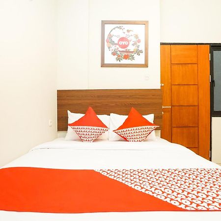 Super Oyo Capital O 449 The Colins Hotell Keputih Eksteriør bilde