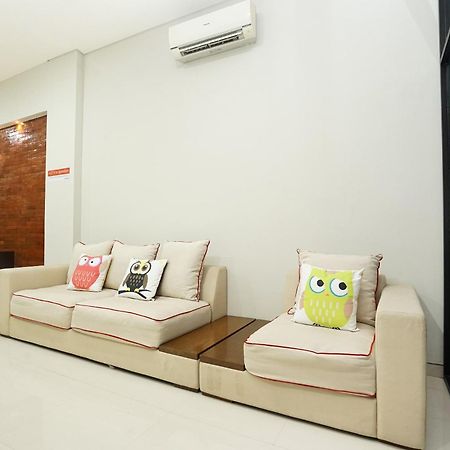 Super Oyo Capital O 449 The Colins Hotell Keputih Eksteriør bilde