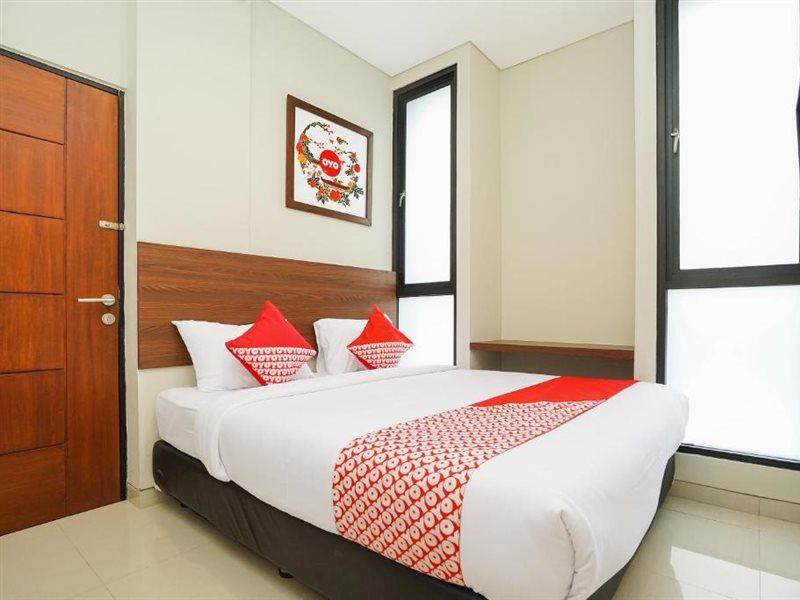 Super Oyo Capital O 449 The Colins Hotell Keputih Eksteriør bilde