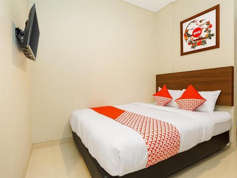 Super Oyo Capital O 449 The Colins Hotell Keputih Eksteriør bilde