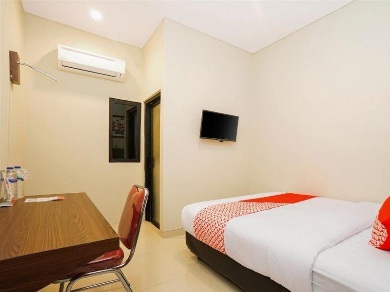 Super Oyo Capital O 449 The Colins Hotell Keputih Eksteriør bilde
