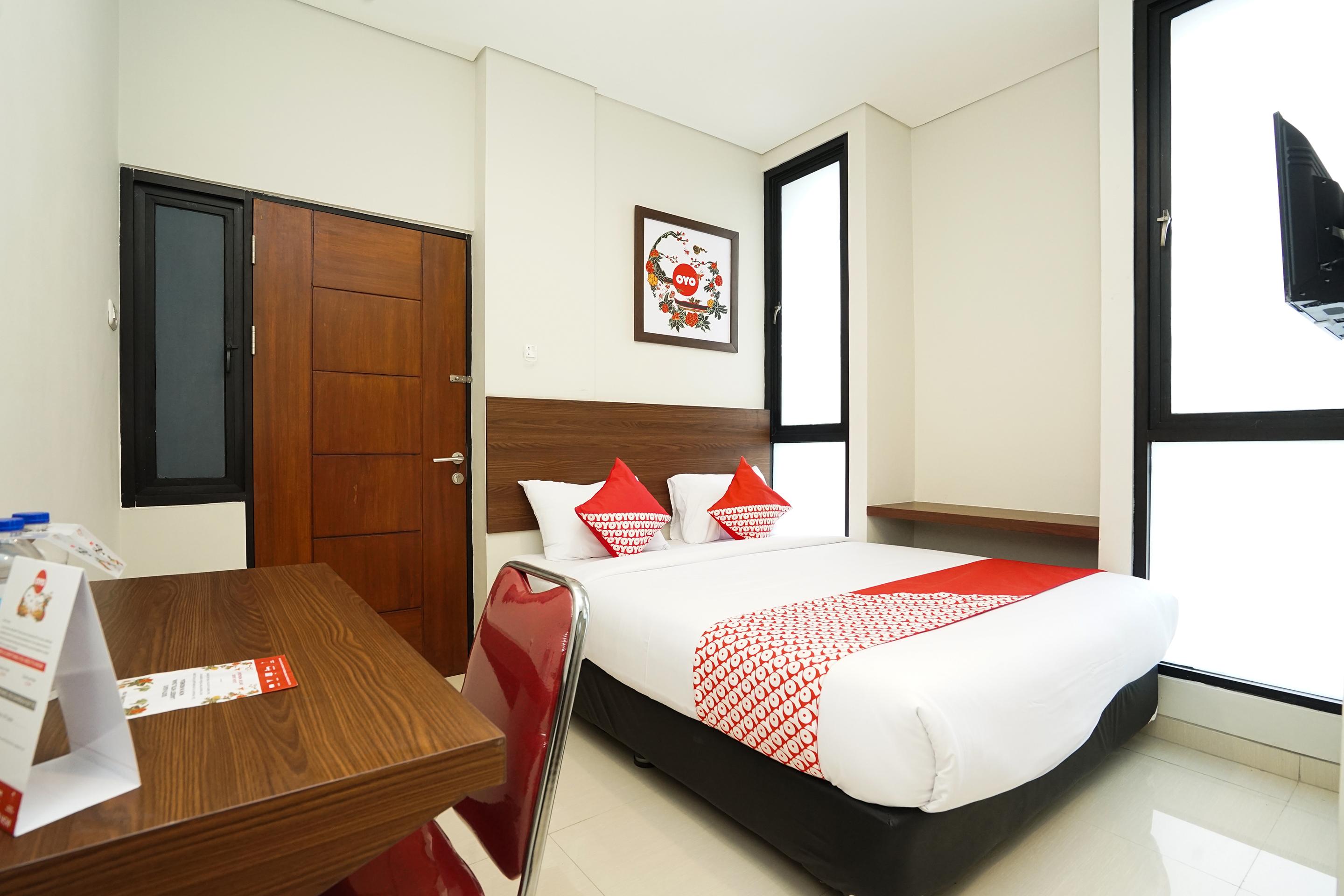 Super Oyo Capital O 449 The Colins Hotell Keputih Eksteriør bilde