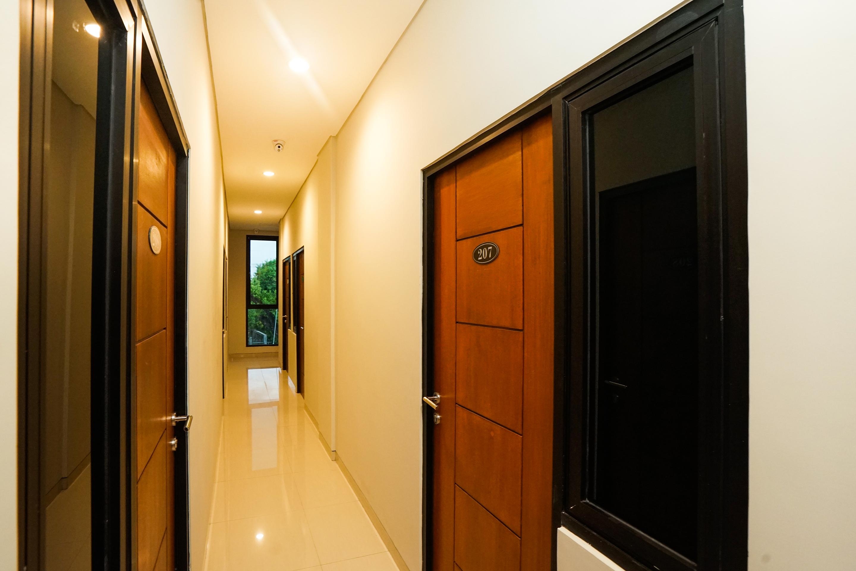 Super Oyo Capital O 449 The Colins Hotell Keputih Eksteriør bilde