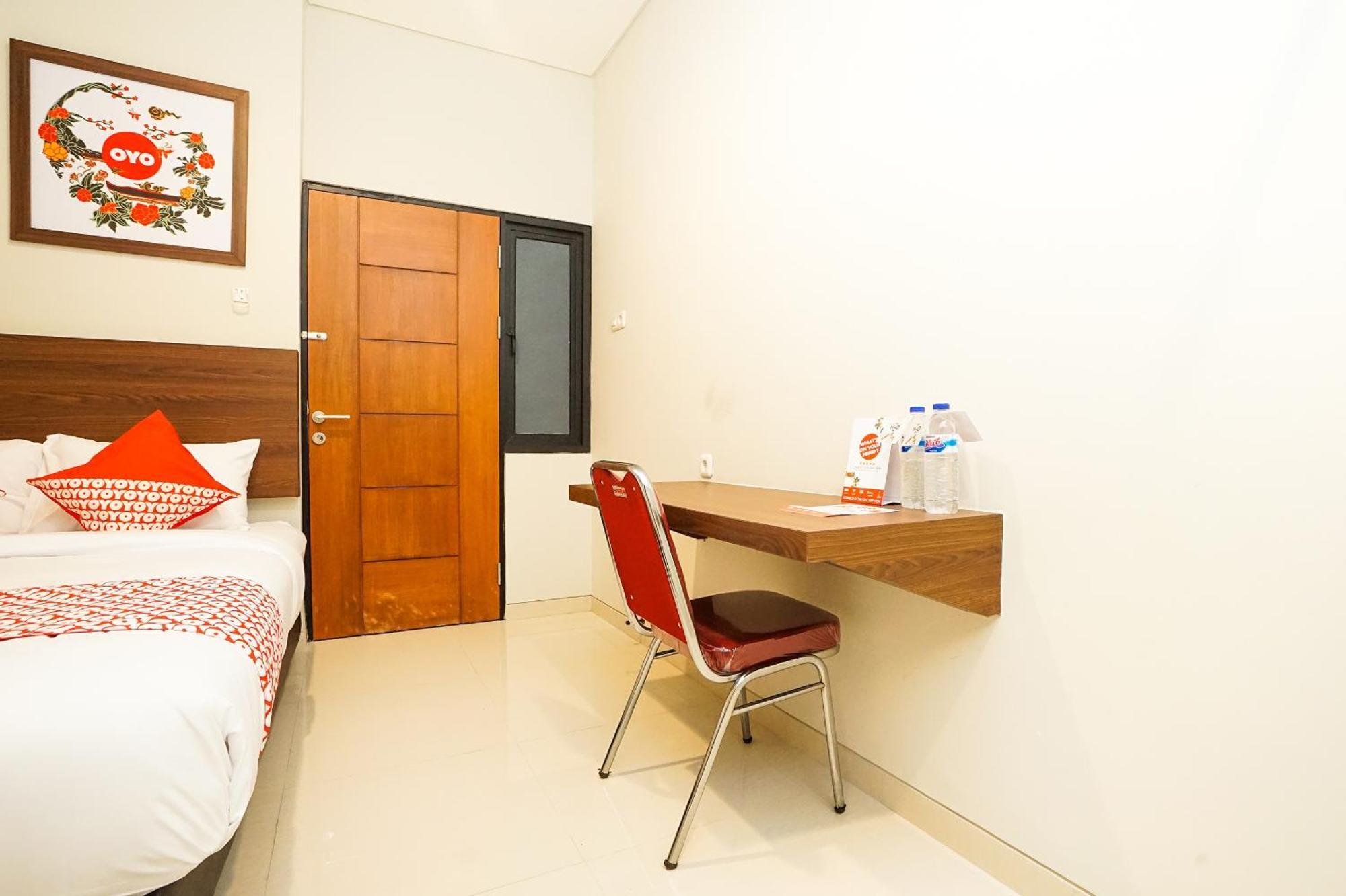 Super Oyo Capital O 449 The Colins Hotell Keputih Eksteriør bilde