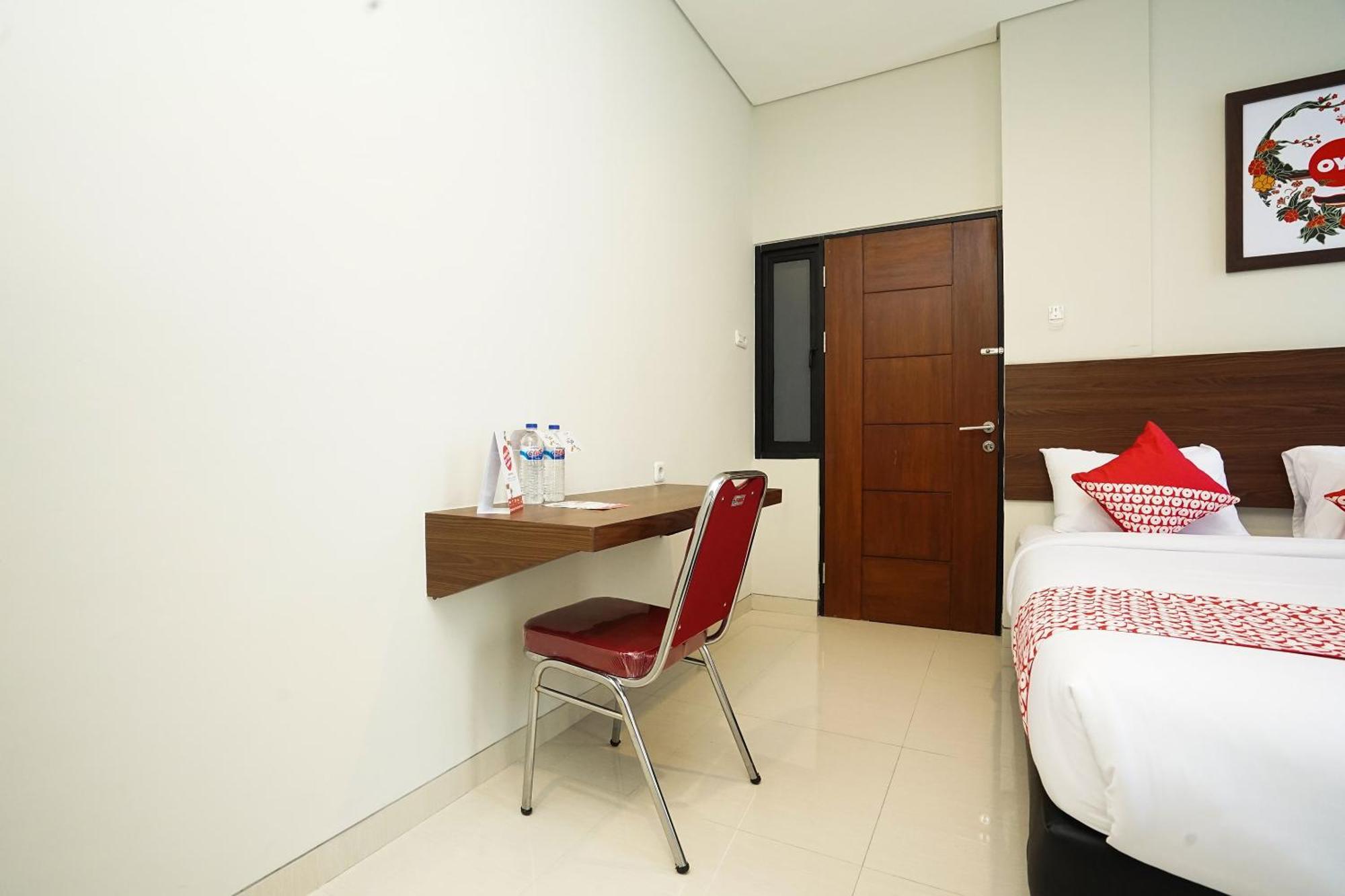 Super Oyo Capital O 449 The Colins Hotell Keputih Eksteriør bilde
