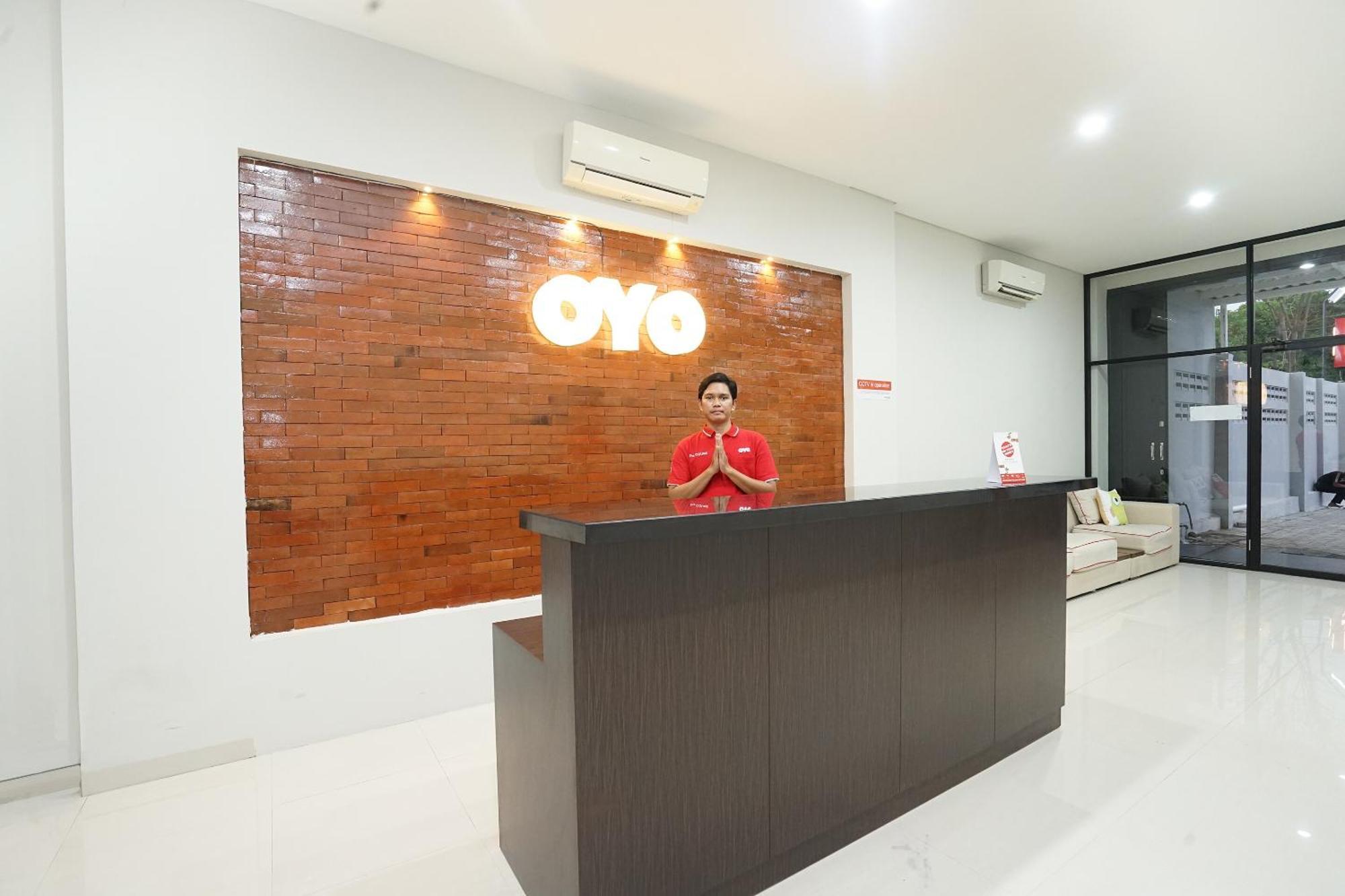 Super Oyo Capital O 449 The Colins Hotell Keputih Eksteriør bilde