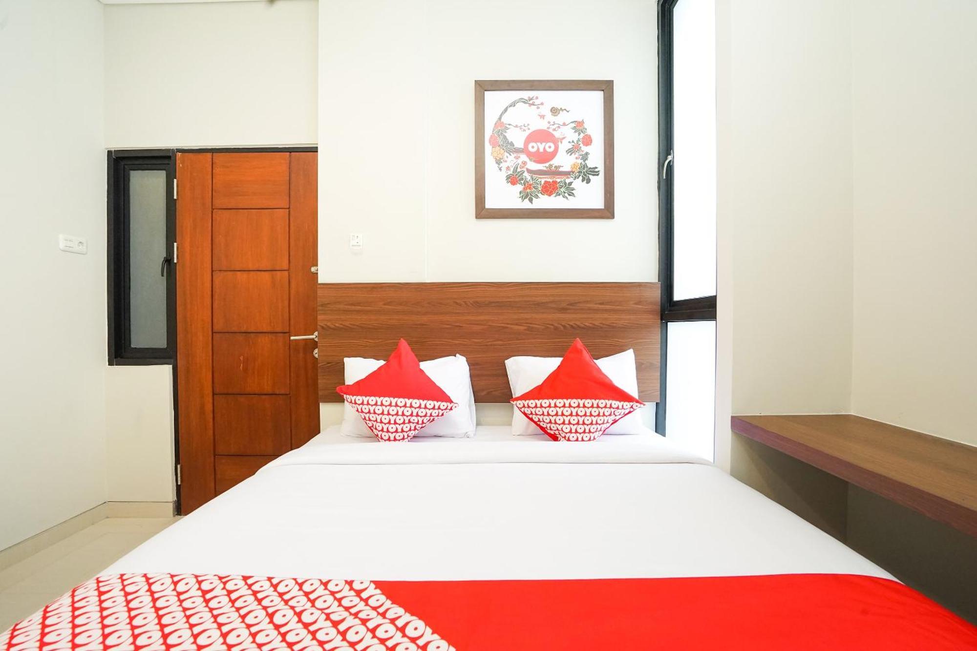 Super Oyo Capital O 449 The Colins Hotell Keputih Eksteriør bilde