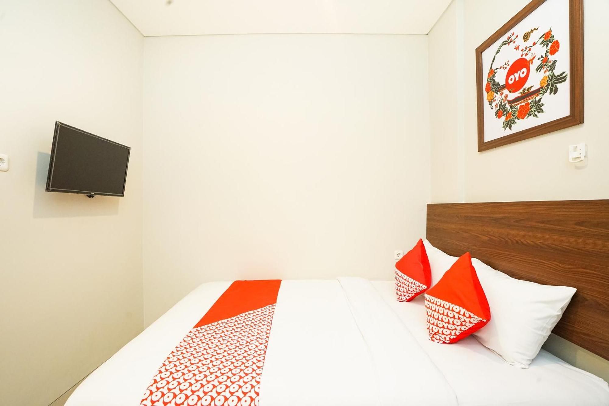 Super Oyo Capital O 449 The Colins Hotell Keputih Eksteriør bilde