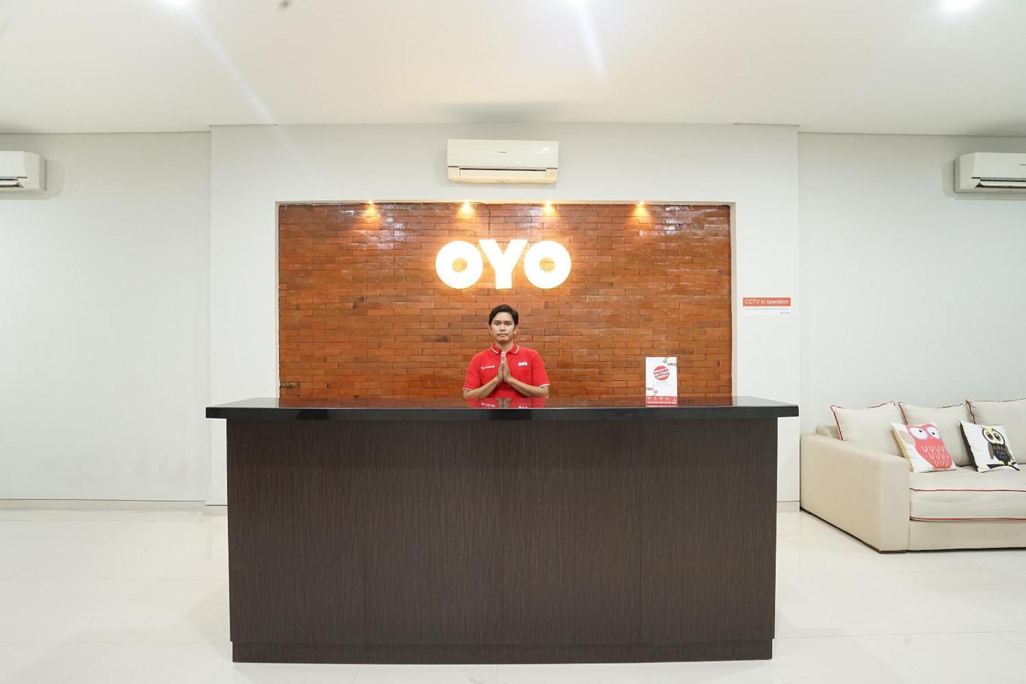 Super Oyo Capital O 449 The Colins Hotell Keputih Eksteriør bilde