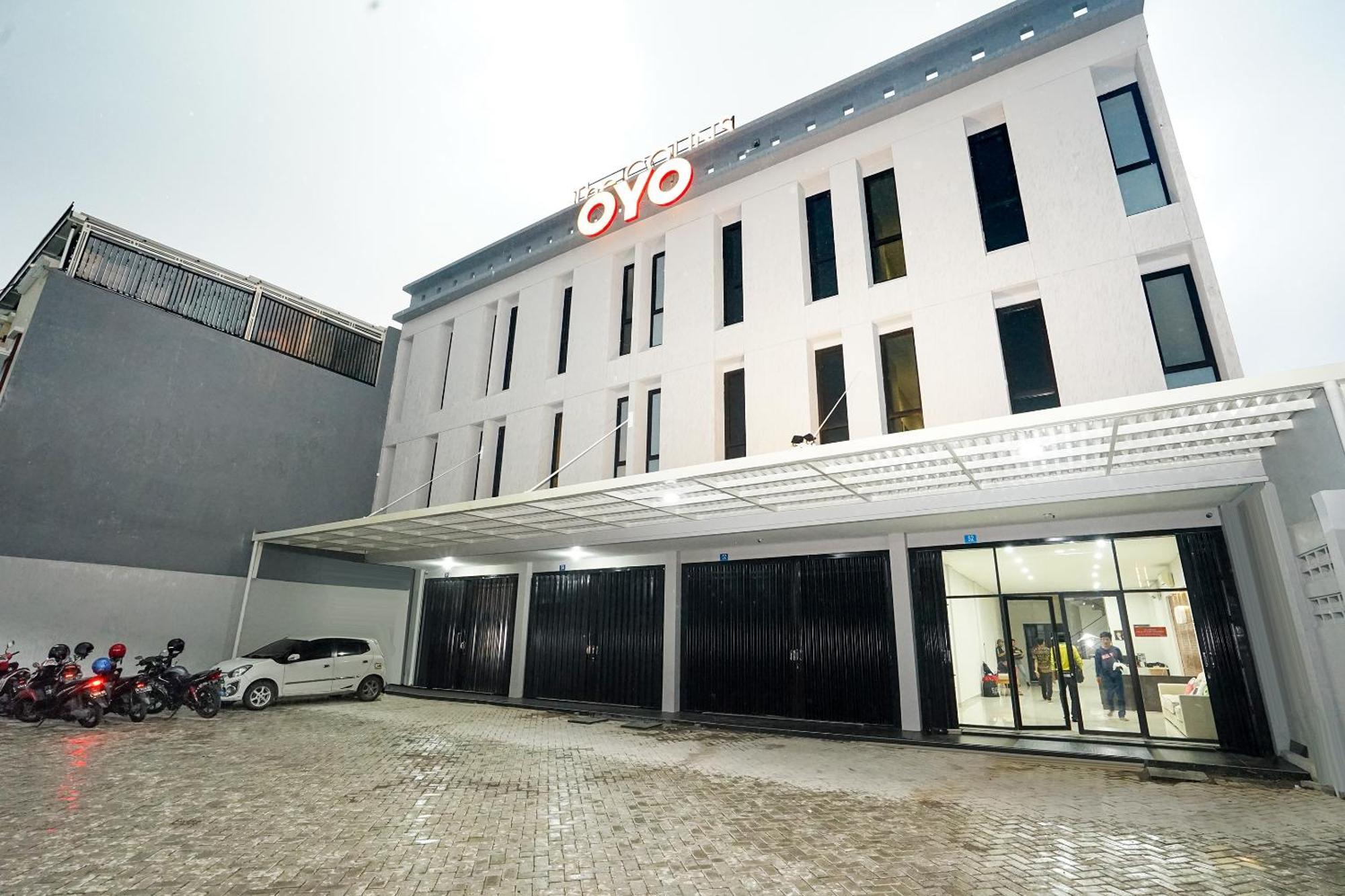 Super Oyo Capital O 449 The Colins Hotell Keputih Eksteriør bilde