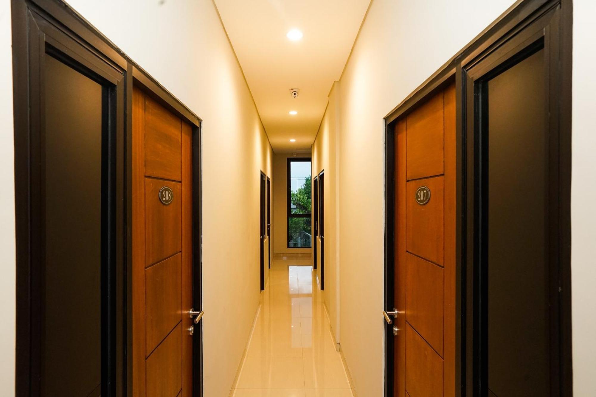 Super Oyo Capital O 449 The Colins Hotell Keputih Eksteriør bilde