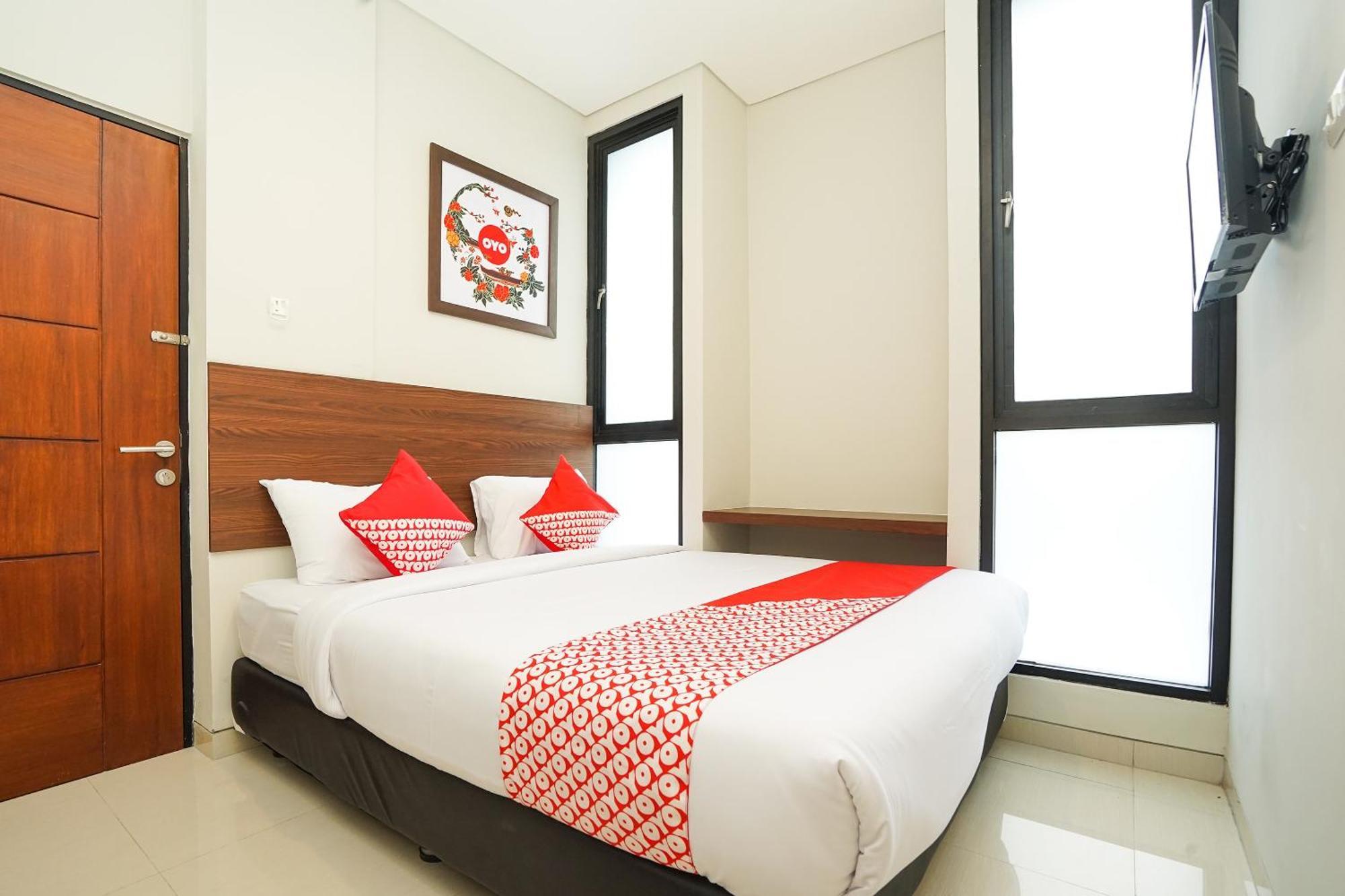 Super Oyo Capital O 449 The Colins Hotell Keputih Eksteriør bilde