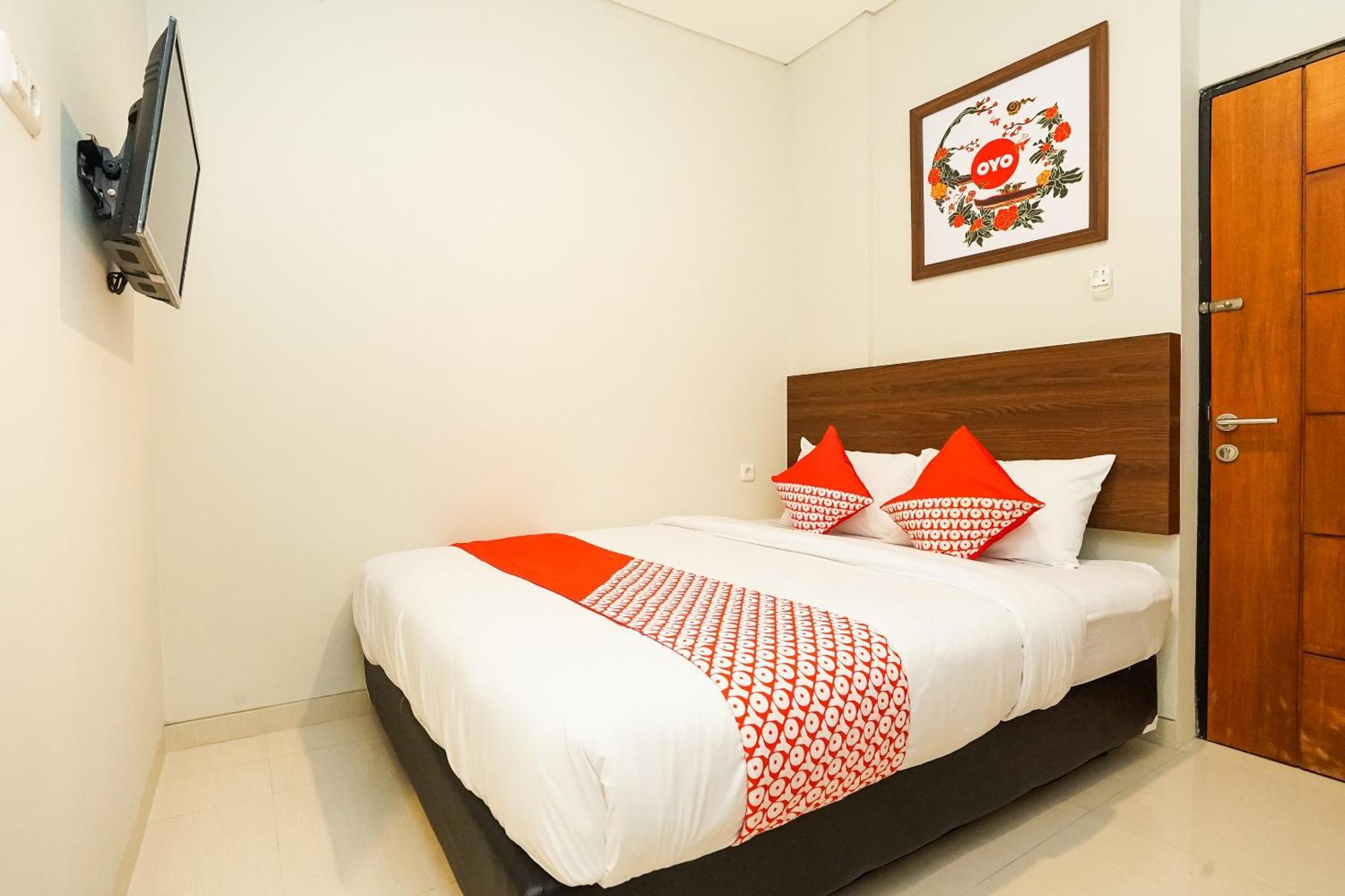 Super Oyo Capital O 449 The Colins Hotell Keputih Eksteriør bilde