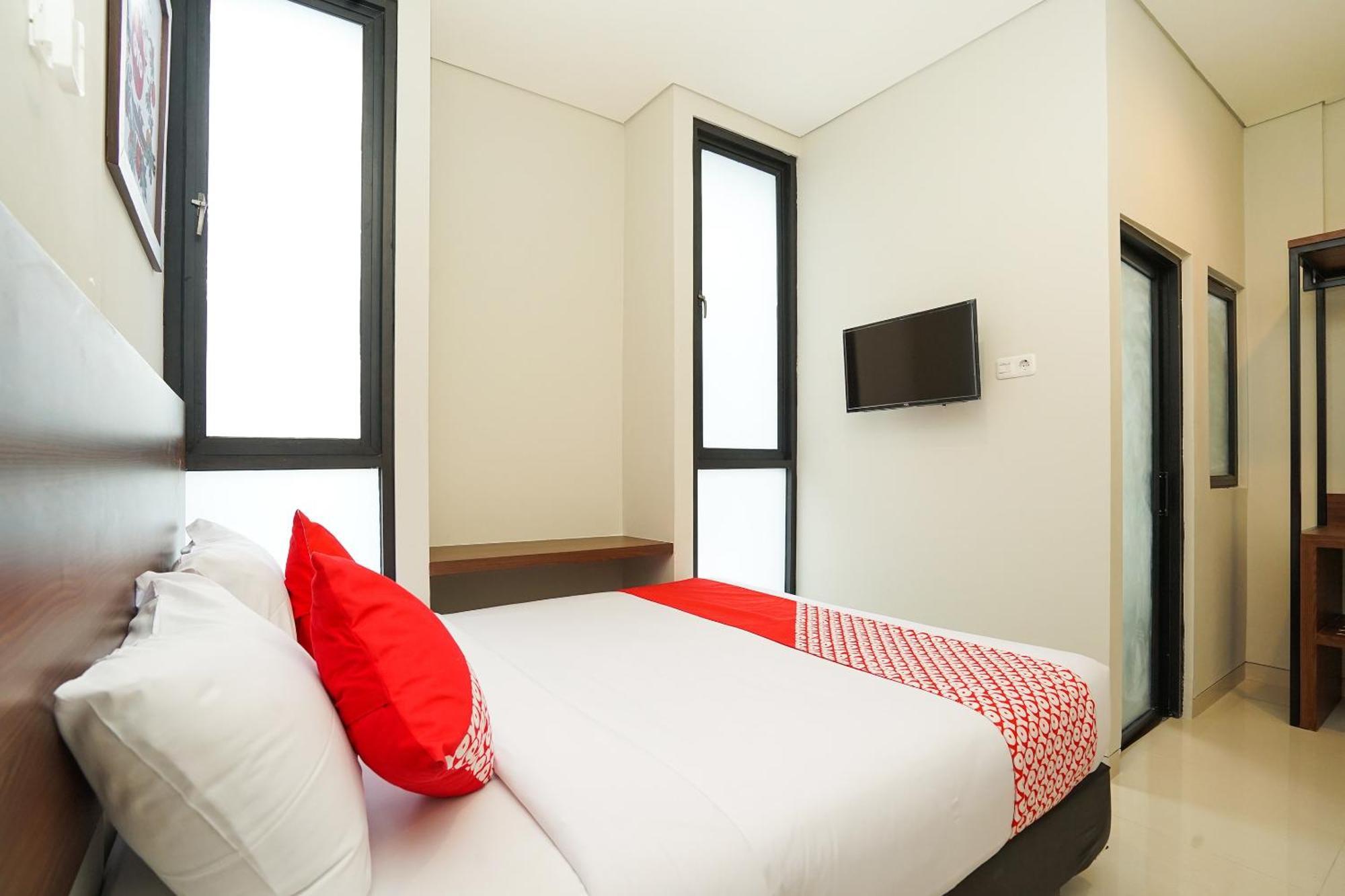 Super Oyo Capital O 449 The Colins Hotell Keputih Eksteriør bilde
