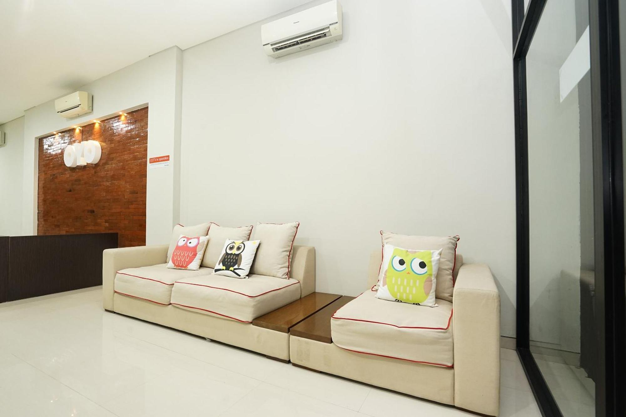 Super Oyo Capital O 449 The Colins Hotell Keputih Eksteriør bilde